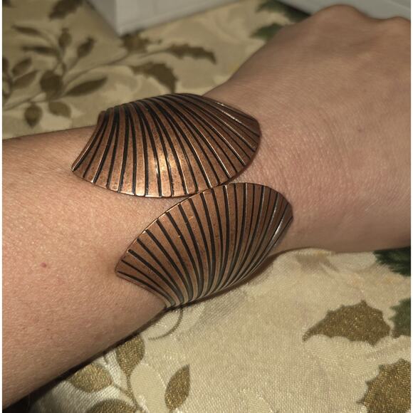 Vtg 1980's Metal Retro Shell Spring Clamp Bracelet Art Deco Statement Cuff - Picture 2 of 9